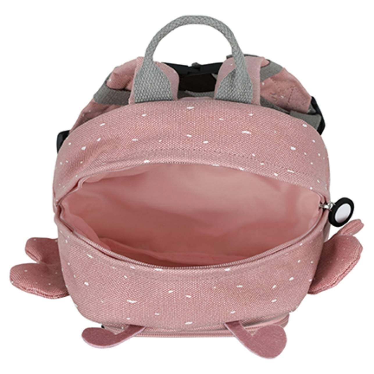 La Mochila Mariposa es mucho más que un accesorio escolar: es el amigo inseparable de tu peque para la guardería, el parque o cualquier pequeña gran aventura. Diseñada pensando en la comodidad, autonomía y seguridad de los más pequeños, es ideal para niños a partir de 0-3 años, etapa de escuelita infantil.
Con su divertido diseño de mariposa y tamaño adaptado a manos pequeñas, esta mochila combina funcionalidad con mucha personalidad. Dispone de un amplio compartimento principal y un bolsillo delantero ind