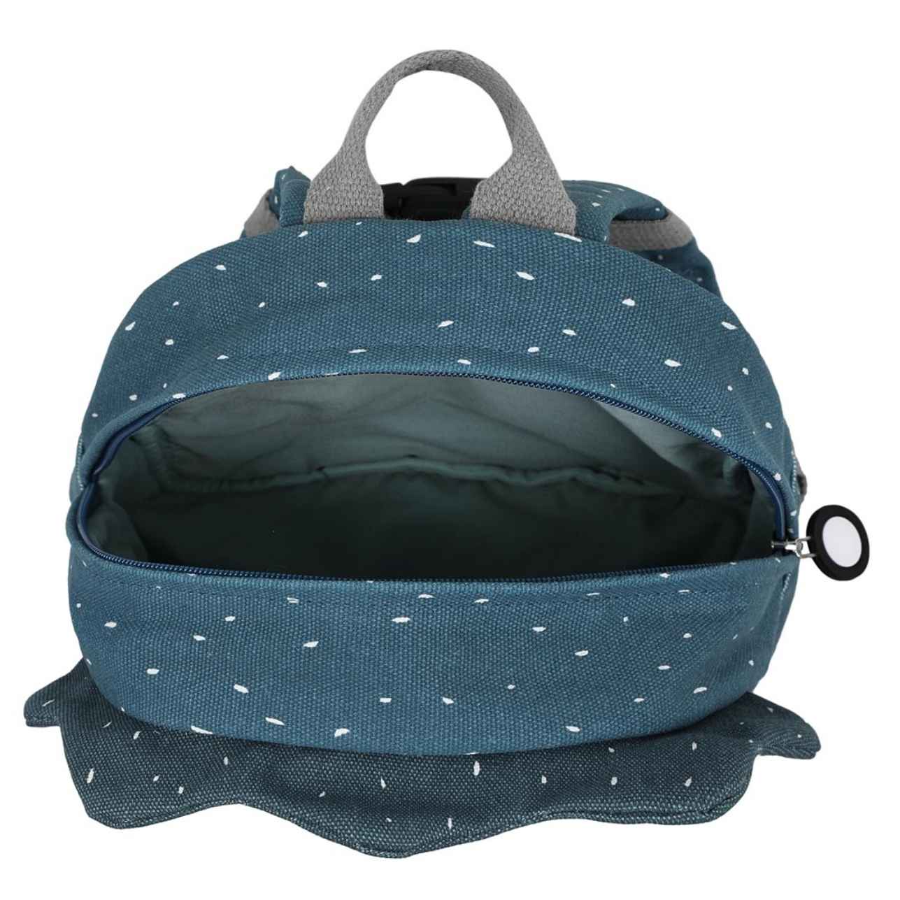 La Mochila Triceratops es mucho más que un accesorio escolar: es el amigo inseparable de tu peque para la guardería, el parque o cualquier pequeña gran aventura. Diseñada pensando en la comodidad, autonomía y seguridad de los más pequeños, es ideal para niños a partir de 0-3 años, etapa de escuelita infantil.
Con su divertido diseño de Triceratops y tamaño adaptado a manos pequeñas, esta mochila combina funcionalidad con mucha personalidad. Dispone de un amplio compartimento principal y un bolsillo delante