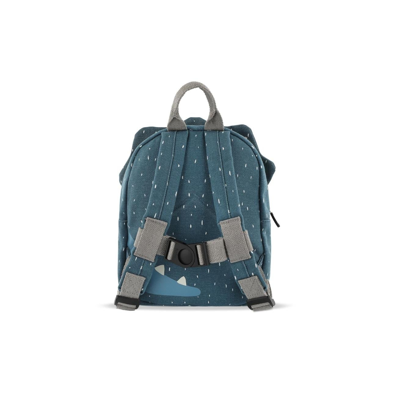 La Mochila Triceratops es mucho más que un accesorio escolar: es el amigo inseparable de tu peque para la guardería, el parque o cualquier pequeña gran aventura. Diseñada pensando en la comodidad, autonomía y seguridad de los más pequeños, es ideal para niños a partir de 0-3 años, etapa de escuelita infantil.
Con su divertido diseño de Triceratops y tamaño adaptado a manos pequeñas, esta mochila combina funcionalidad con mucha personalidad. Dispone de un amplio compartimento principal y un bolsillo delante