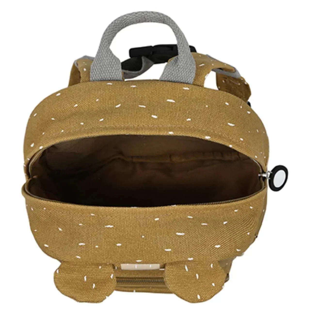 La Mochila Oso es mucho más que un accesorio escolar: es el amigo inseparable de tu peque para la guardería, el parque o cualquier pequeña gran aventura. Diseñada pensando en la comodidad, autonomía y seguridad de los más pequeños, es ideal para niños a partir de 0-3 años, etapa de escuelita infantil.
Con su divertido diseño de oso y tamaño adaptado a manos pequeñas, esta mochila combina funcionalidad con mucha personalidad. Dispone de un amplio compartimento principal y un bolsillo delantero independ