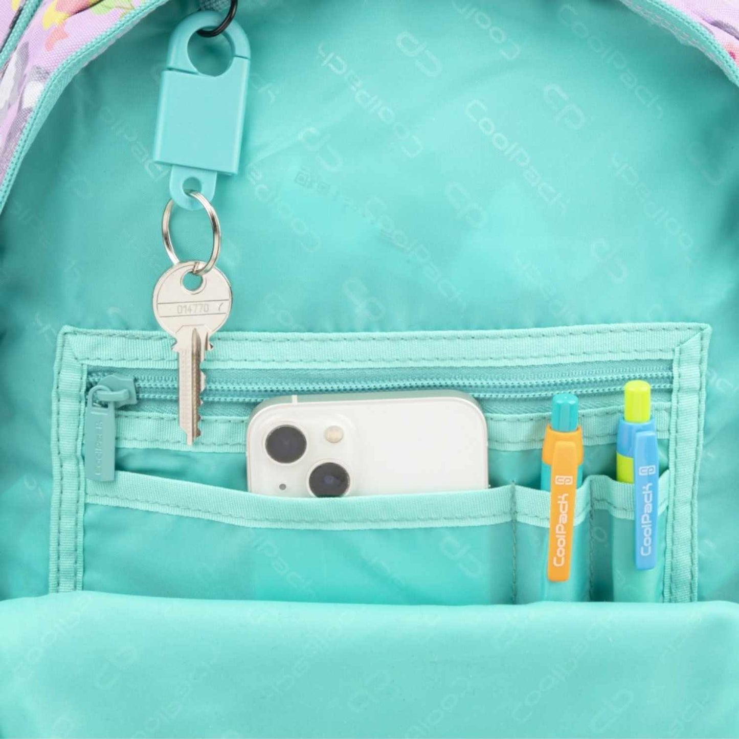 Comprar mochila escolar PRIME Koala Flores CoolPack en www.manodesantaoficial.es. Ultraligera, repelente al agua, 21L y con bolsa térmica. ¡Envío rápido!