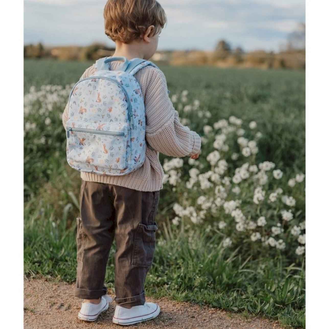 La mochila Forest friends de Little Dutch es justo lo que necesitas para acompañar a tu peque en sus primeros años de escuelita. 🐣 Ligera, compacta y con un diseño adorable lleno de gaviotas, ¡te va a enamorar desde el primer vistazo!
Fabricada con materiales reciclados de 10 botellas PET, combina estilo, sostenibilidad y funcionalidad. Es perfecta para el primer ciclo de infantil (1 a 5 años) y tiene capacidad suficiente para llevar la fiambrera, la botella y la muda de ropa sin complicacion