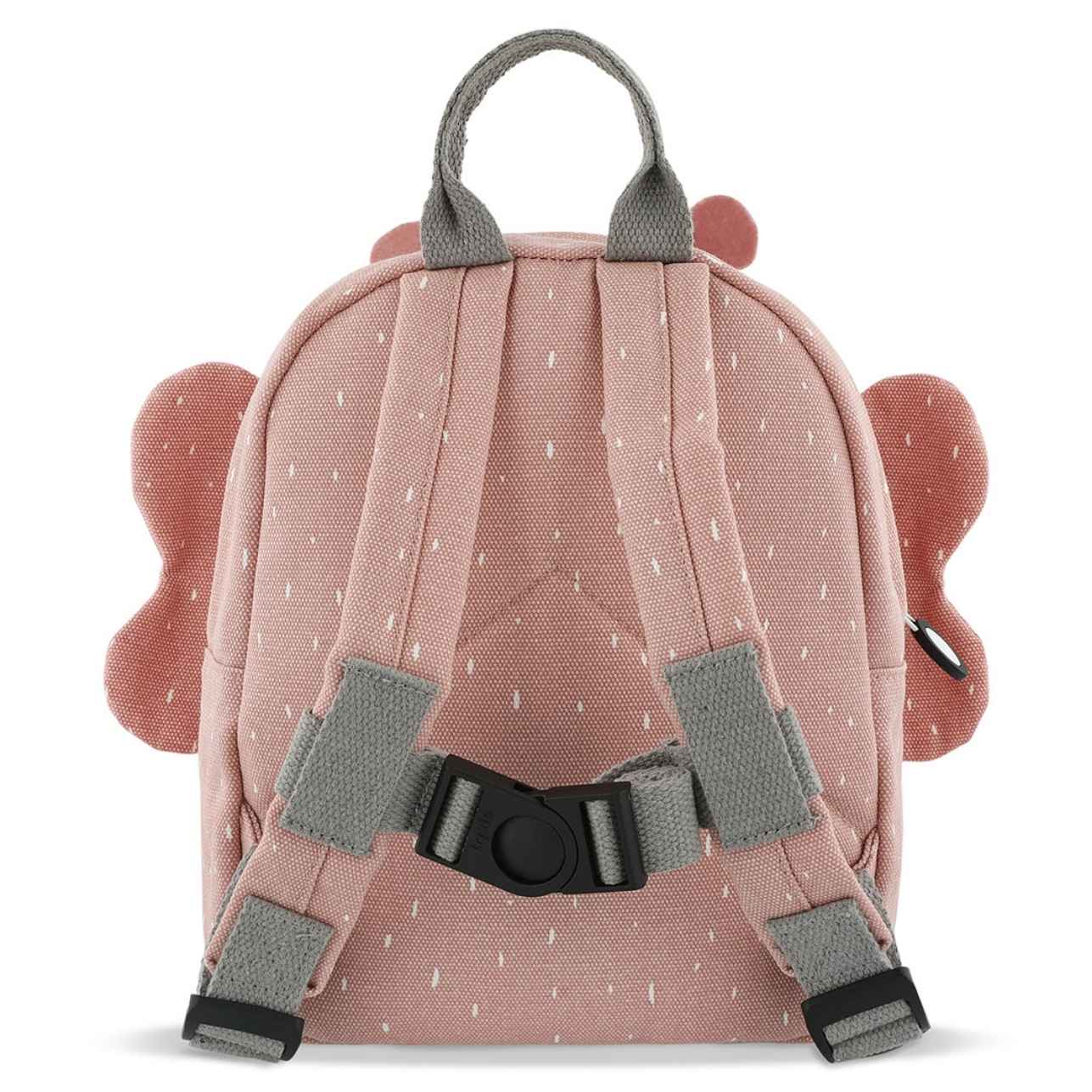 La mochila infantil Mariposa Trixie está diseñada pensando en la comodidad, la autonomía y el estilo de los más pequeños. Ideal para la etapa de infantil o preescolar, cuenta con tirantes acolchados y ajustables, además de una correa en el pecho que mantiene la mochila en su sitio sin que se resbale.