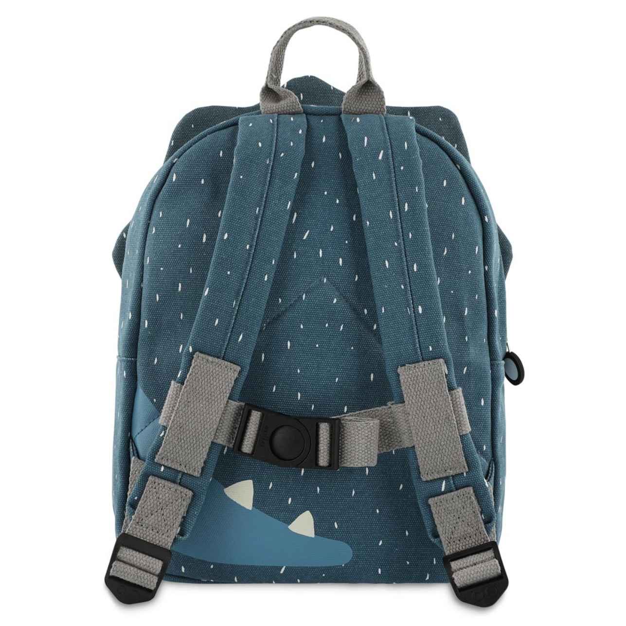 La mochila infantil Triceratops Trixie está diseñada pensando en la comodidad, la autonomía y el estilo de los más pequeños. Ideal para la etapa de infantil o preescolar, cuenta con tirantes acolchados y ajustables, además de una correa en el pecho que mantiene la mochila en su sitio sin que se resbale.