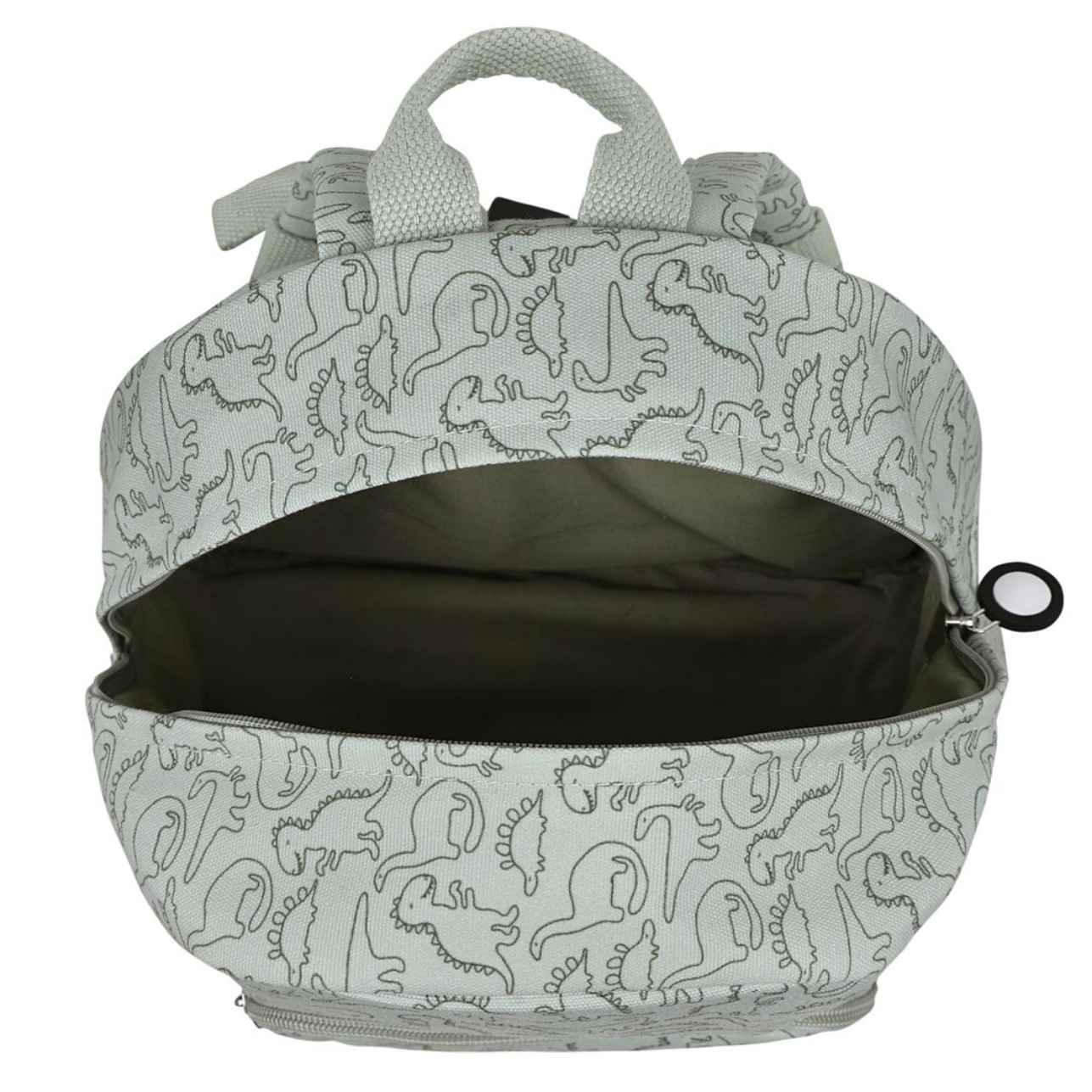 La mochila infantil estampada Dinos de Trixie está diseñada pensando en la comodidad, la autonomía y el estilo de los más pequeños. Ideal para la etapa de infantil o preescolar, cuenta con tirantes acolchados y ajustables, además de una correa en el pecho que mantiene la mochila en su sitio sin que se resbale.
Su tamaño es perfecto para llevar el almuerzo, una muda, sus juguetes favoritos o incluso su peluche inseparable. El bolsillo delantero es ideal para meriendas o pequeños tesoros, y su apertura