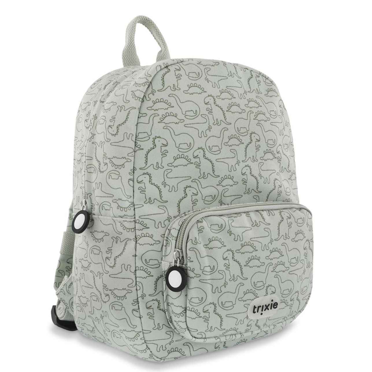La mochila infantil estampada Dinos de Trixie está diseñada pensando en la comodidad, la autonomía y el estilo de los más pequeños. Ideal para la etapa de infantil o preescolar, cuenta con tirantes acolchados y ajustables, además de una correa en el pecho que mantiene la mochila en su sitio sin que se resbale.
Su tamaño es perfecto para llevar el almuerzo, una muda, sus juguetes favoritos o incluso su peluche inseparable. El bolsillo delantero es ideal para meriendas o pequeños tesoros, y su apertura