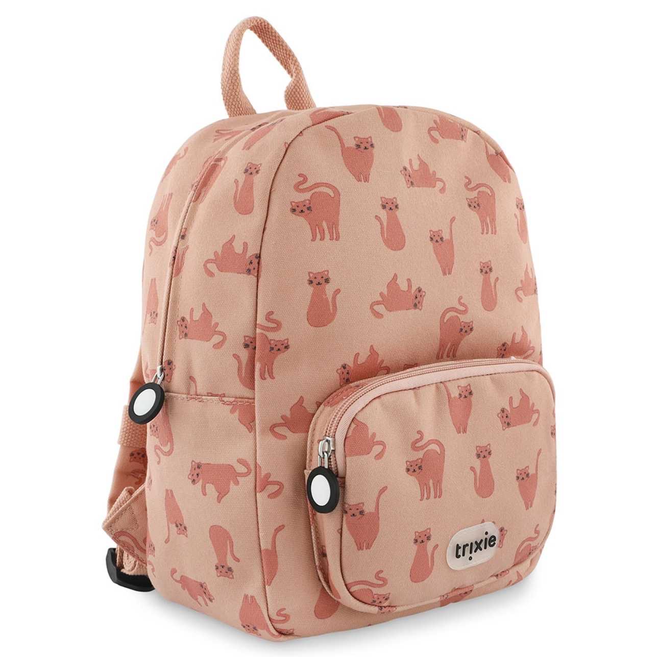 La mochila infantil estampada Gatos de Trixie está diseñada pensando en la comodidad, la autonomía y el estilo de los más pequeños. Ideal para la etapa de infantil o preescolar, cuenta con tirantes acolchados y ajustables, además de una correa en el pecho que mantiene la mochila en su sitio sin que se resbale.
Su tamaño es perfecto para llevar el almuerzo, una muda, sus juguetes favoritos o incluso su peluche inseparable. El bolsillo delantero es ideal para meriendas o pequeños tesoros, y su apertura