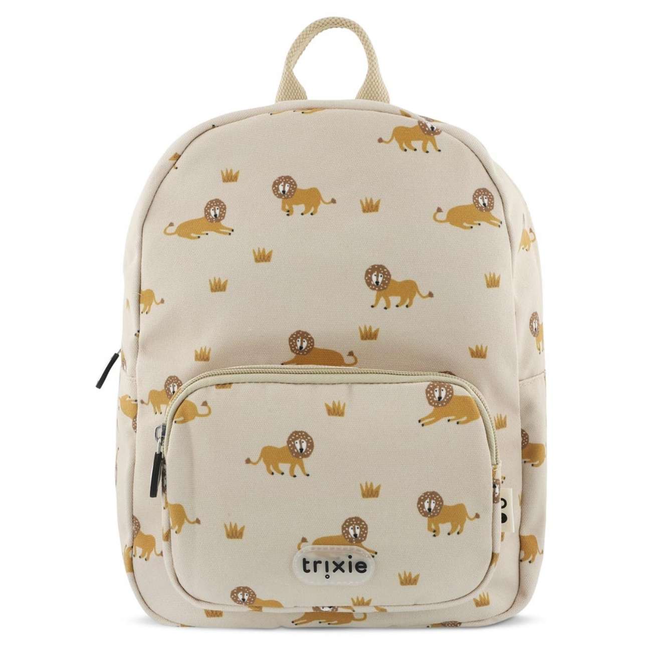 La mochila infantil estampada Leones de Trixie está diseñada pensando en la comodidad, la autonomía y el estilo de los más pequeños. Ideal para la etapa de infantil o preescolar, cuenta con tirantes acolchados y ajustables, además de una correa en el pecho que mantiene la mochila en su sitio sin que se resbale.
Su tamaño es perfecto para llevar el almuerzo, una muda, sus juguetes favoritos o incluso su peluche inseparable. El bolsillo delantero es ideal para meriendas o pequeños tesoros, y su apertura