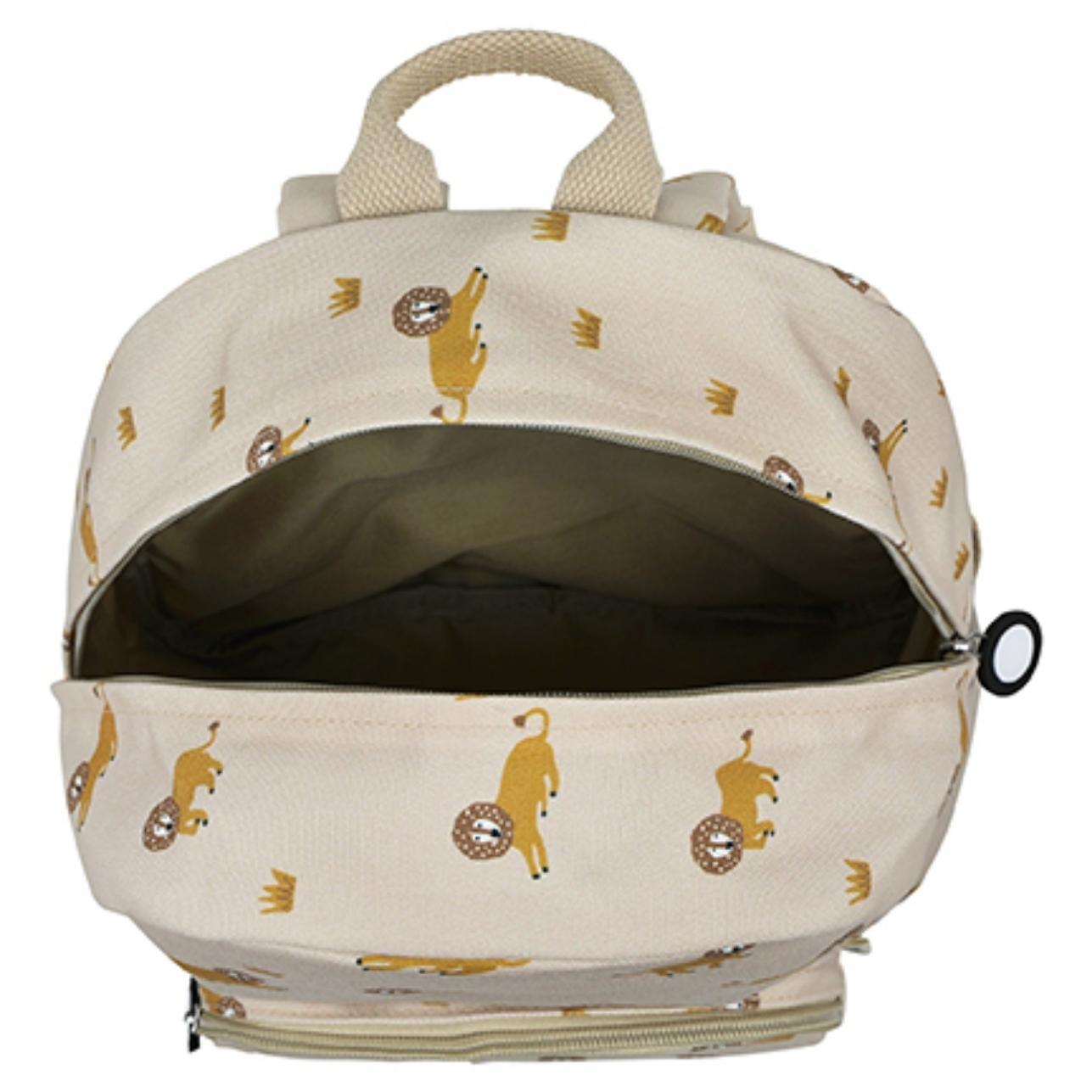 La mochila infantil estampada Leones de Trixie está diseñada pensando en la comodidad, la autonomía y el estilo de los más pequeños. Ideal para la etapa de infantil o preescolar, cuenta con tirantes acolchados y ajustables, además de una correa en el pecho que mantiene la mochila en su sitio sin que se resbale.
Su tamaño es perfecto para llevar el almuerzo, una muda, sus juguetes favoritos o incluso su peluche inseparable. El bolsillo delantero es ideal para meriendas o pequeños tesoros, y su apertura