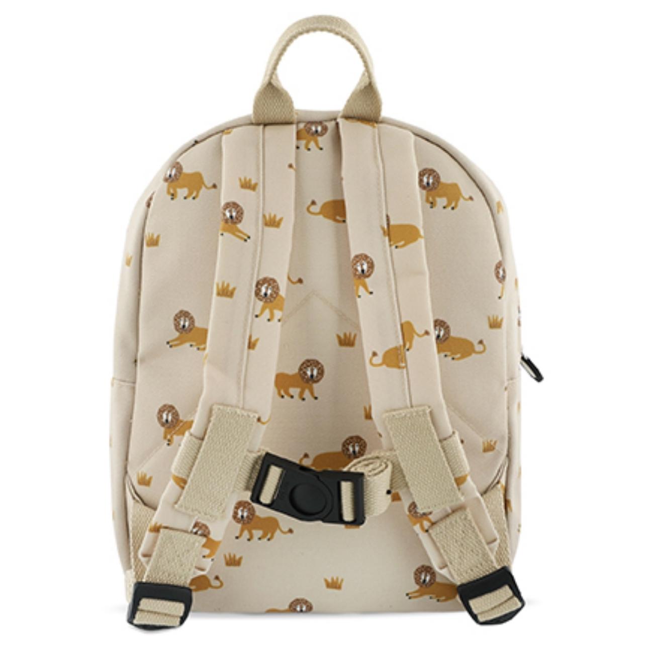 La mochila infantil estampada Leones de Trixie está diseñada pensando en la comodidad, la autonomía y el estilo de los más pequeños. Ideal para la etapa de infantil o preescolar, cuenta con tirantes acolchados y ajustables, además de una correa en el pecho que mantiene la mochila en su sitio sin que se resbale.
Su tamaño es perfecto para llevar el almuerzo, una muda, sus juguetes favoritos o incluso su peluche inseparable. El bolsillo delantero es ideal para meriendas o pequeños tesoros, y su apertura