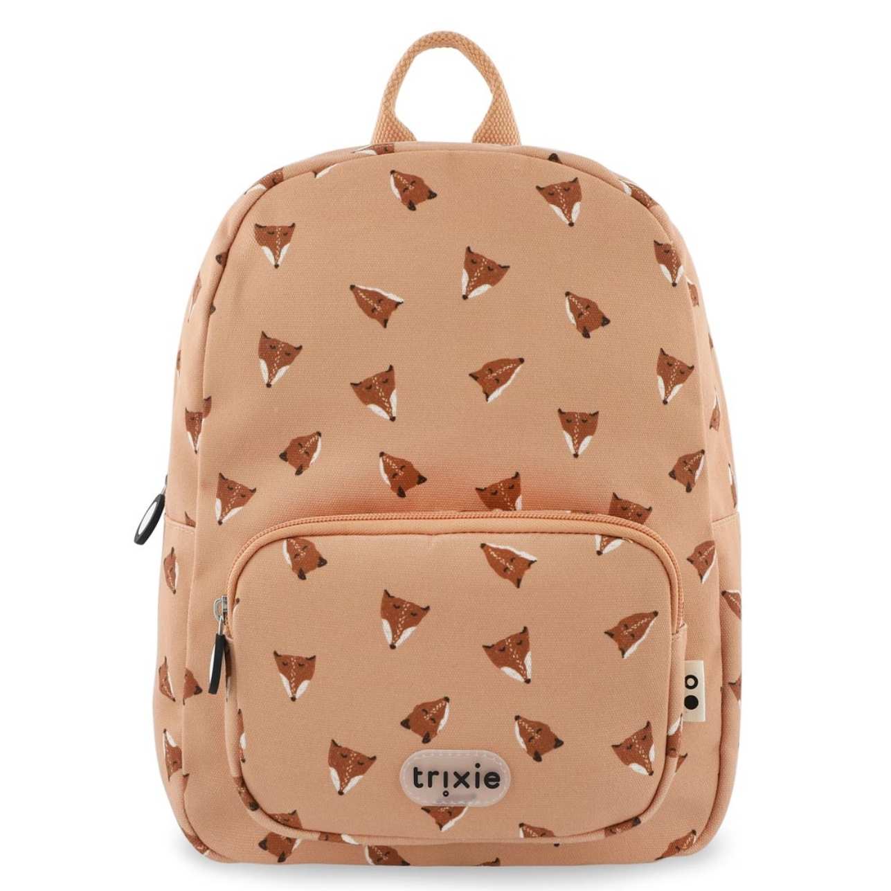 La mochila infantil estampada Zorros de Trixie está diseñada pensando en la comodidad, la autonomía y el estilo de los más pequeños. Ideal para la etapa de infantil o preescolar, cuenta con tirantes acolchados y ajustables, además de una correa en el pecho que mantiene la mochila en su sitio sin que se resbale.
Su tamaño es perfecto para llevar el almuerzo, una muda, sus juguetes favoritos o incluso su peluche inseparable. El bolsillo delantero es ideal para meriendas o pequeños tesoros, y su apertura