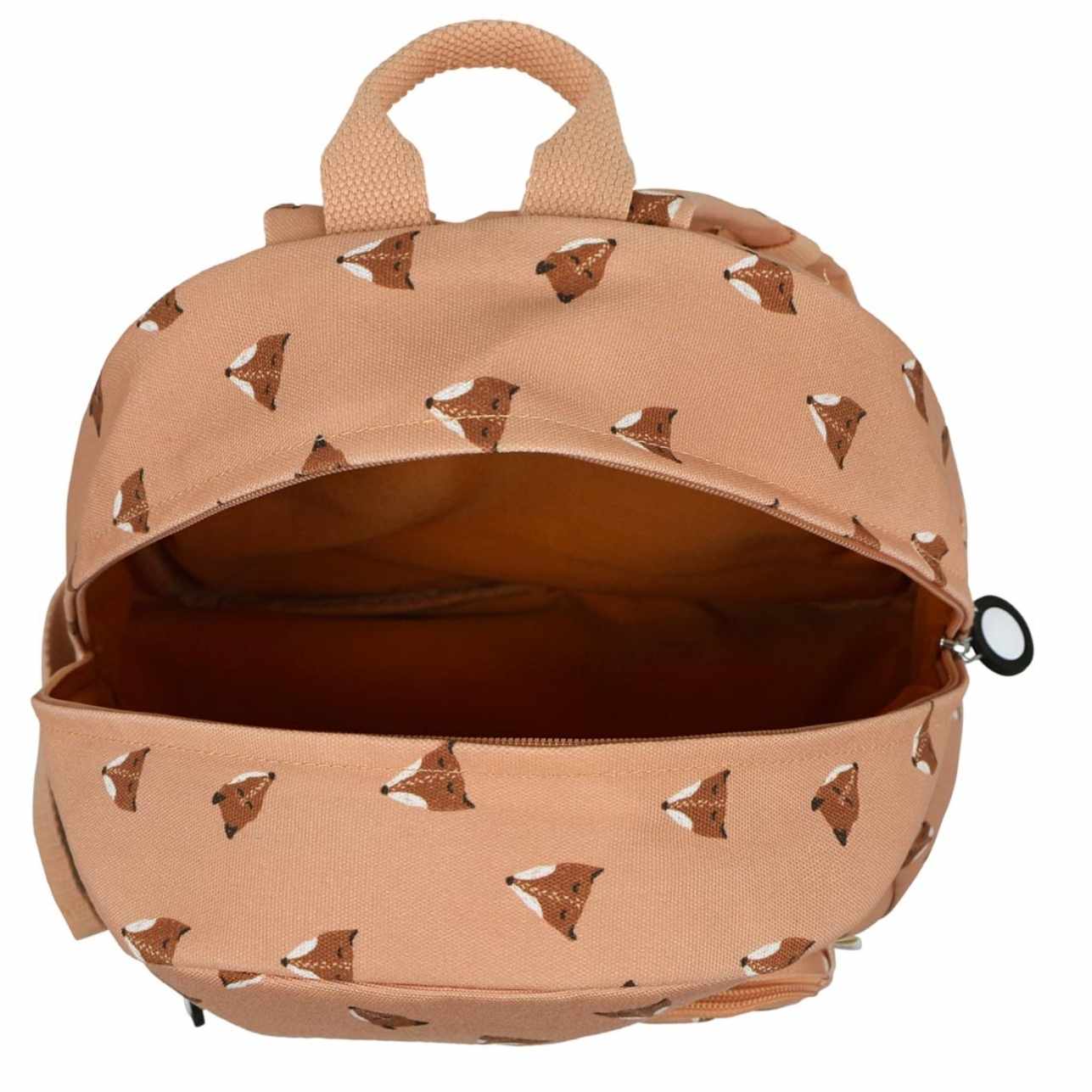 La mochila infantil estampada Zorros de Trixie está diseñada pensando en la comodidad, la autonomía y el estilo de los más pequeños. Ideal para la etapa de infantil o preescolar, cuenta con tirantes acolchados y ajustables, además de una correa en el pecho que mantiene la mochila en su sitio sin que se resbale.
Su tamaño es perfecto para llevar el almuerzo, una muda, sus juguetes favoritos o incluso su peluche inseparable. El bolsillo delantero es ideal para meriendas o pequeños tesoros, y su apertura