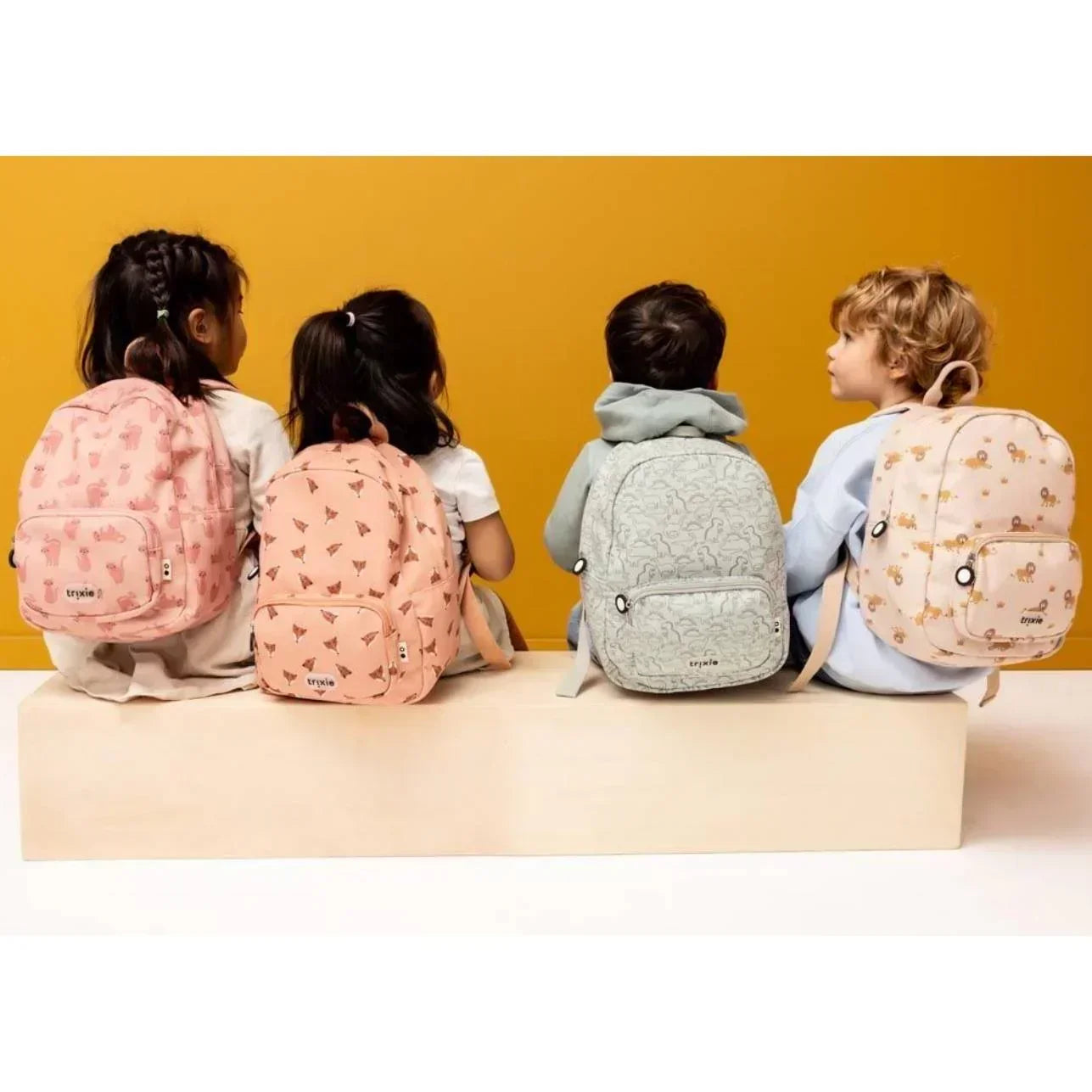 La mochila infantil estampada Zorros de Trixie está diseñada pensando en la comodidad, la autonomía y el estilo de los más pequeños. Ideal para la etapa de infantil o preescolar, cuenta con tirantes acolchados y ajustables, además de una correa en el pecho que mantiene la mochila en su sitio sin que se resbale.
Su tamaño es perfecto para llevar el almuerzo, una muda, sus juguetes favoritos o incluso su peluche inseparable. El bolsillo delantero es ideal para meriendas o pequeños tesoros, y su apertura