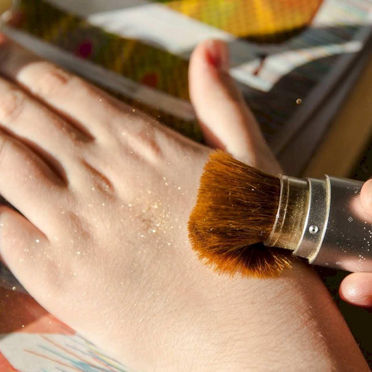 Dale un toque de magia y luz a cada look con los Polvos Brillantes Dorados de NAMAKI y su exclusivo Pincel Mágico recargable. Perfectos para iluminar la piel y el cabello con un sutil brillo dorado, estos polvos ecológicos están elaborados con ingredientes 100% naturales de origen mineral, garantizando una aplicación segura y respetuosa con la piel infantil.