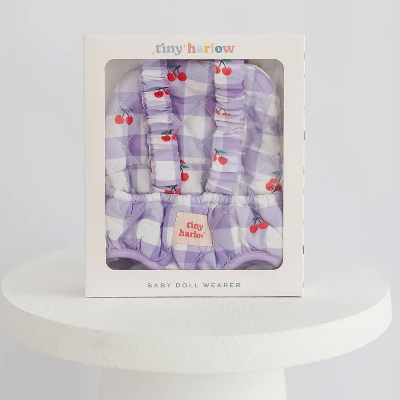 Portabebés para muñecos/as – Cherry Gingham 🍒
Edad recomendada: A partir de 3 años
Incluye: 1 portabebés ajustable
Compatible con: Muñecos/as de 32 a 40 cm