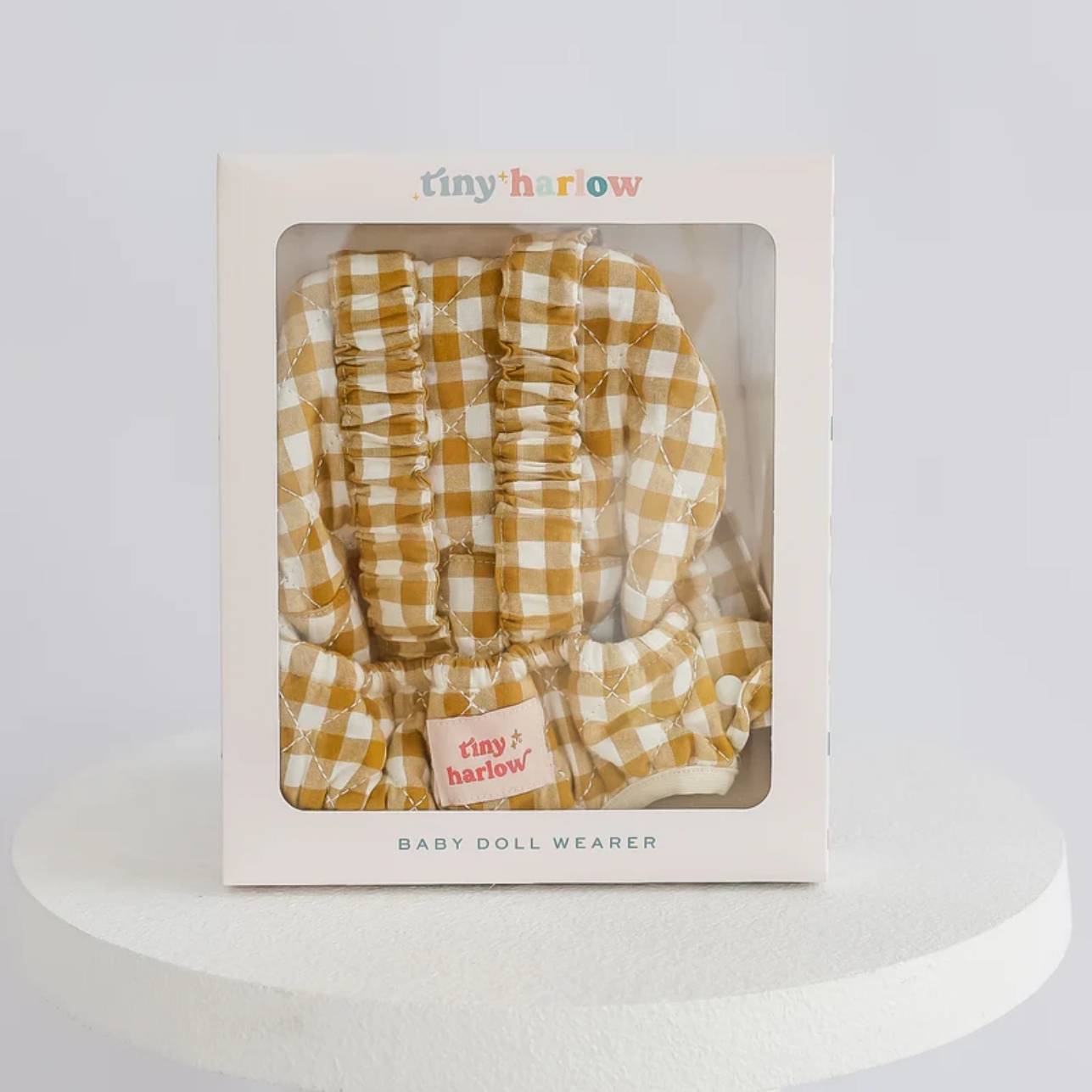 Portabebés para muñecos/as – Mustard Gingham 🌿
Edad recomendada: A partir de 3 años
Incluye: 1 portabebés ajustable
Compatible con: Muñecos/as de 32 a 40 cm