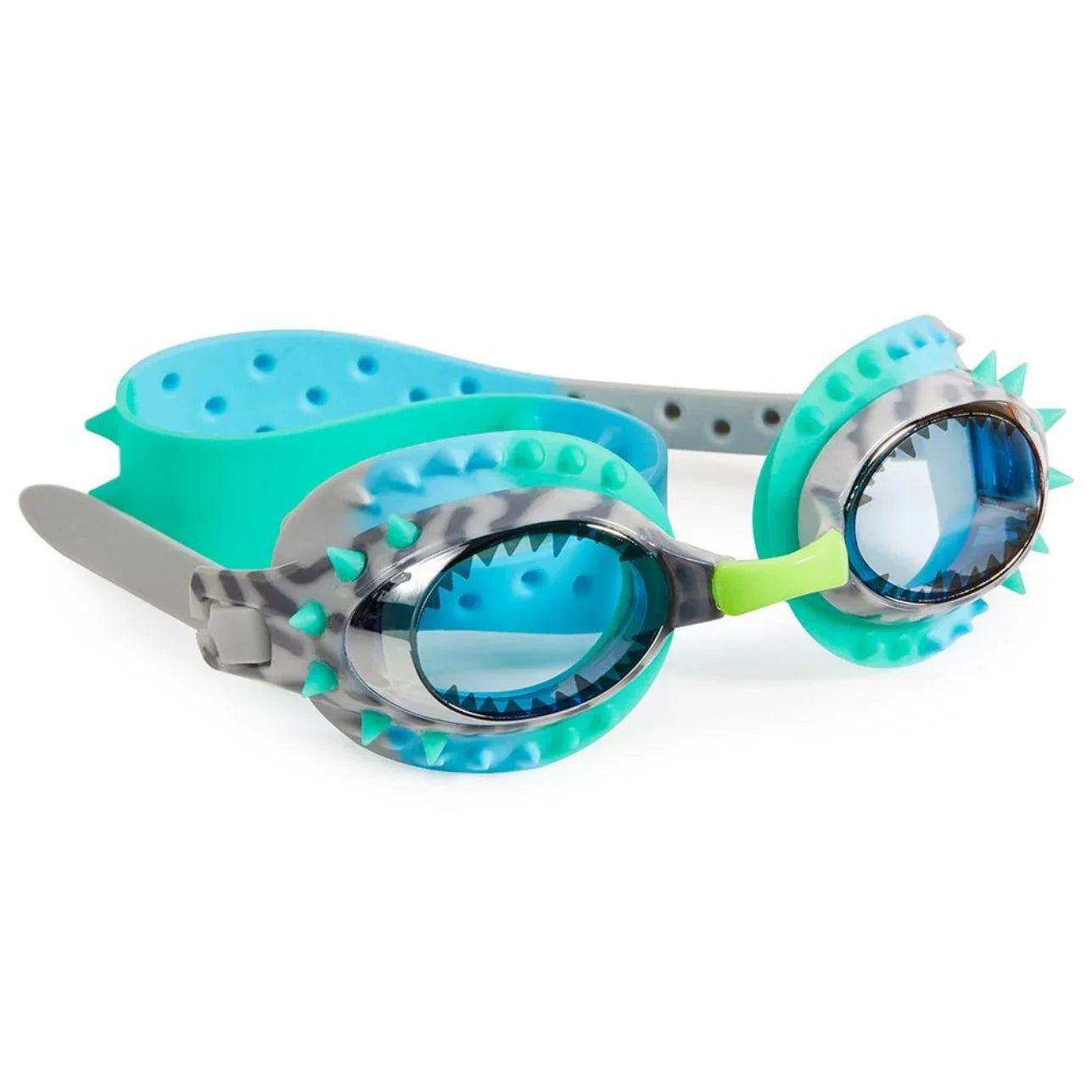 gafas de natación Bling2o Raptor Blue Grey! Inspiradas en los dinosaurios más temibles y adorados por los peques, estas gafas convierten cada chapuzón en una expedición prehistórica. Su diseño azul grisáceo, con detalles jurásicos en relieve, es tan espectacular como cómodo y seguro.
Ideales para niños y niñas a partir de 3 años, incluyen tres puentes nasales intercambiables para asegurar el mejor ajuste posible. Su sistema antivaho garantiza una visión clara incluso durante las inmersiones más emocionant
