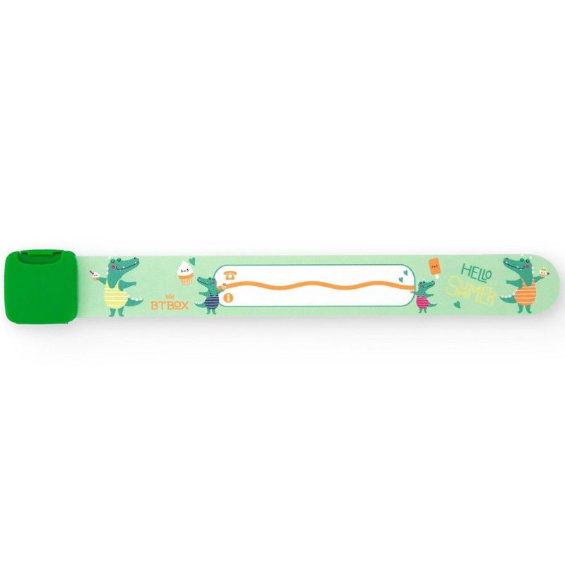 Seguridad con estilo para tus peques, vayan donde vayan.
Cuando salimos de casa con niños, la tranquilidad de saber que estarán identificados en caso de despiste… no tiene precio.
La Pulsera Infoband Cocodrilos es una solución práctica y simpática para familias que buscan un extra de seguridad en excursiones, salidas escolares, parques, playas o eventos multitudinarios.
Fabricada en plástico suave, resistente al agua y libre de látex y PVC, permite escribir directamente con bolígrafo el nombre del peque,