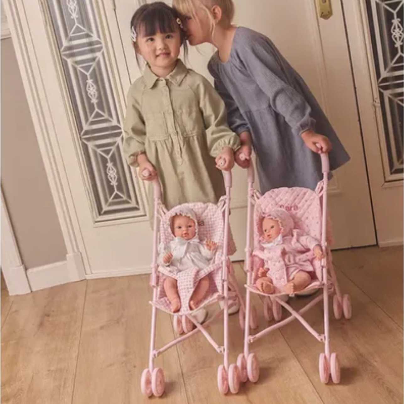 Silleta para Muñecas Vichy 🌸
Edad recomendada: A partir de 3 años
Medidas: 46 x 27 x 57 cm (plegada: 63 x 11,5 cm)
Compatible con: Muñecas de hasta 40 cm
Incluye: 1 silleta plegable