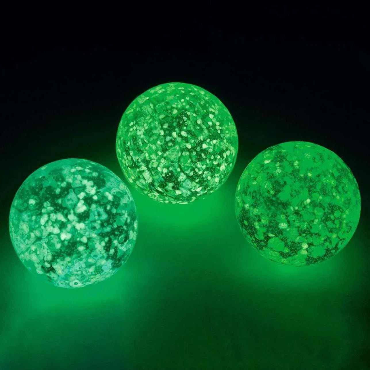 Set 3 Canicas que Brillan en la Oscuridad
✨ ¡Juega incluso cuando se apagan las luces!
Un juego clásico con un toque mágico: estas canicas especiales brillan en la oscuridad tras haber estado expuestas a una fuente de luz. Perfectas para seguir jugando de noche o en ambientes con poca luz, añadiendo emoción y sorpresa a cada partida.