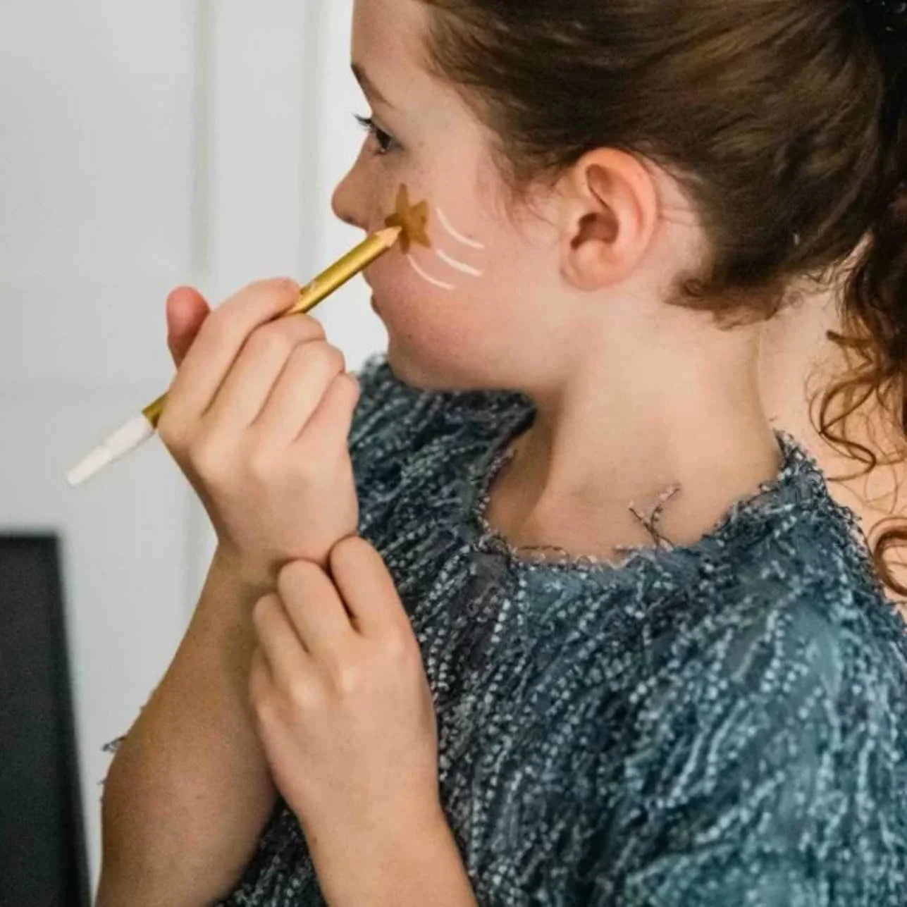 Contenido: 4 Lápices Finos Maquillaje Namaki Oro-Plata-Negro-Blanco
Este pack de lápices de maquillaje natural de Namaki es ideal para que los más pequeños decoren su piel en fiestas, juegos de rol o momentos de pura imaginación. Su fórmula ecológica y suave cuida la piel infantil al mismo tiempo que invita al juego libre y creativo.