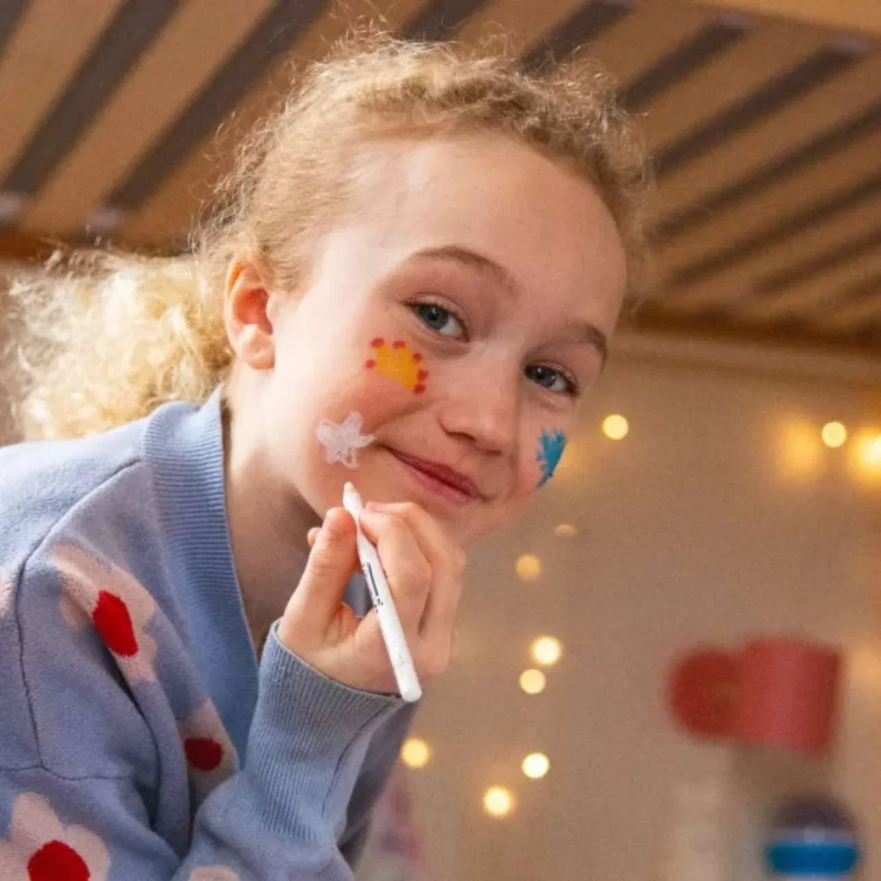 Pack de 4 Lápices de Maquillaje Brillantes – Namaki
Edad recomendada: A partir de 3 años
Medidas: 13 cm de largo x 0,5 cm de diámetro
Contenido: 4 Lápices Finos Maquillaje Namaki Turquesa-Rosa-Amarillo-Blanco