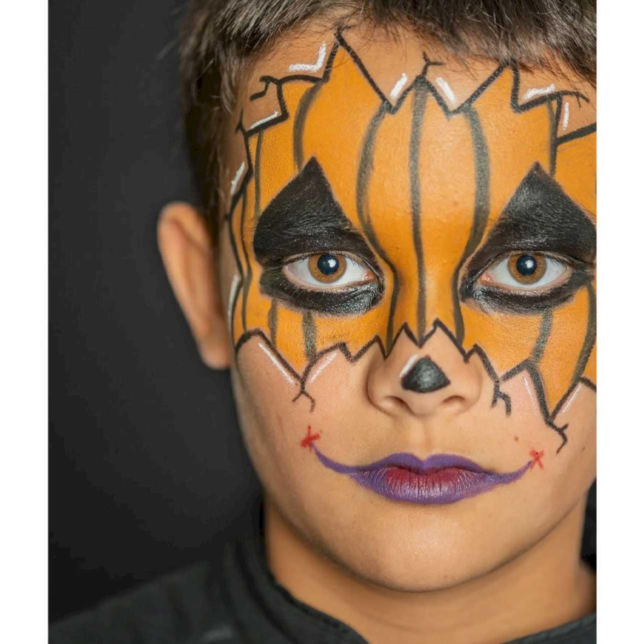 Pack de 6 lápices de maquillaje con ingredientes 100% naturales y certificado orgánico. Perfectos para decorar la cara y el cuerpo en fiestas, disfraces y juegos creativos. Su textura suave permite una aplicación fácil y divertida, ¡y se elimina fácilmente con agua y jabón!