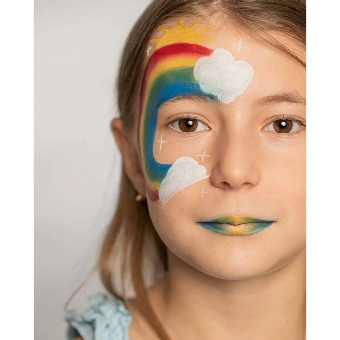 Pack de 6 lápices de maquillaje con ingredientes 100% naturales y certificado orgánico. Perfectos para decorar la cara y el cuerpo en fiestas, disfraces y juegos creativos. Su textura suave permite una aplicación fácil y divertida, ¡y se elimina fácilmente con agua y jabón!