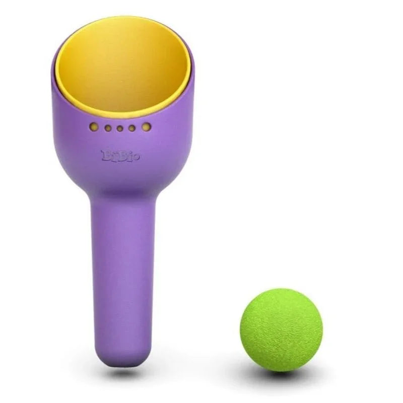Con una pala ergonómica, un tamiz/colador y una pelota resistente, es el compañero perfecto para horas de juego al aire libre.
Diseñado pensando en la comodidad de las pequeñas manos, su forma perfilada facilita el agarre y estimula la creatividad desde el primer uso. Ya sea cavando castillos, colando conchas o inventando nuevos juegos con la pelota, este set invita al juego libre y activo mientras desarrolla la coordinación mano-ojo y las habilidades motoras.
