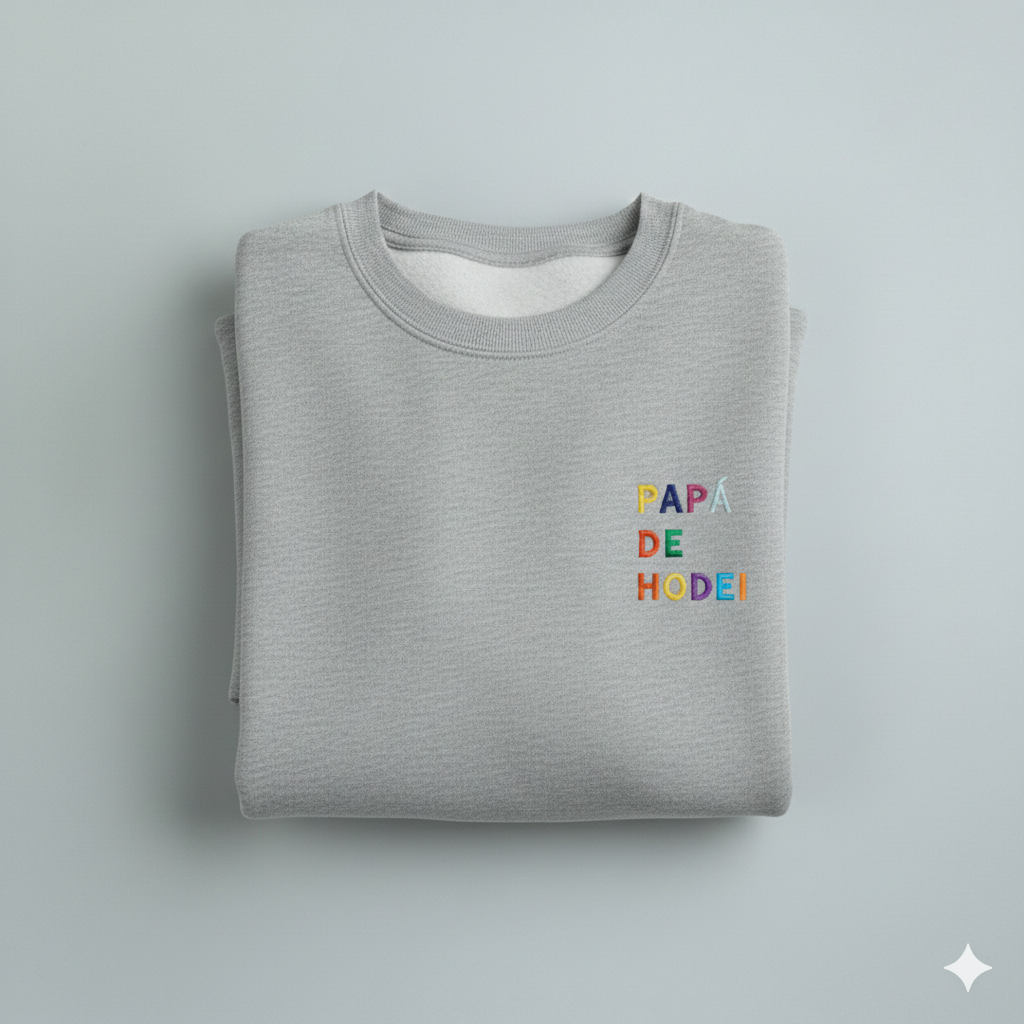 Compra la sudadera gris vigoré personalizada para papá en Mano de Santa. Regalo ideal para el Día del Padre con bordado en relieve multicolor, tejido premium de 280g y máximo confort. Personalización exclusiva y duradera con envío a domicilio.