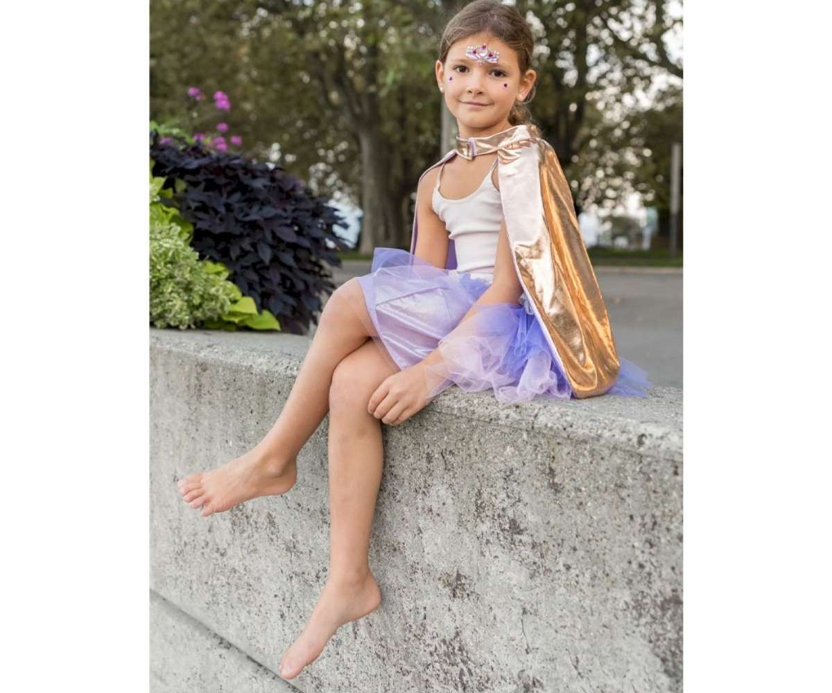 Da rienda suelta al superhéroe que llevas dentro con nuestro conjunto de tutú, capa y máscara Super-Duper en fascinante combinación en oro y malva ¡Incluyendo el antifaz! Este conjunto es una explosión de colores mágicos y juego imaginativo.