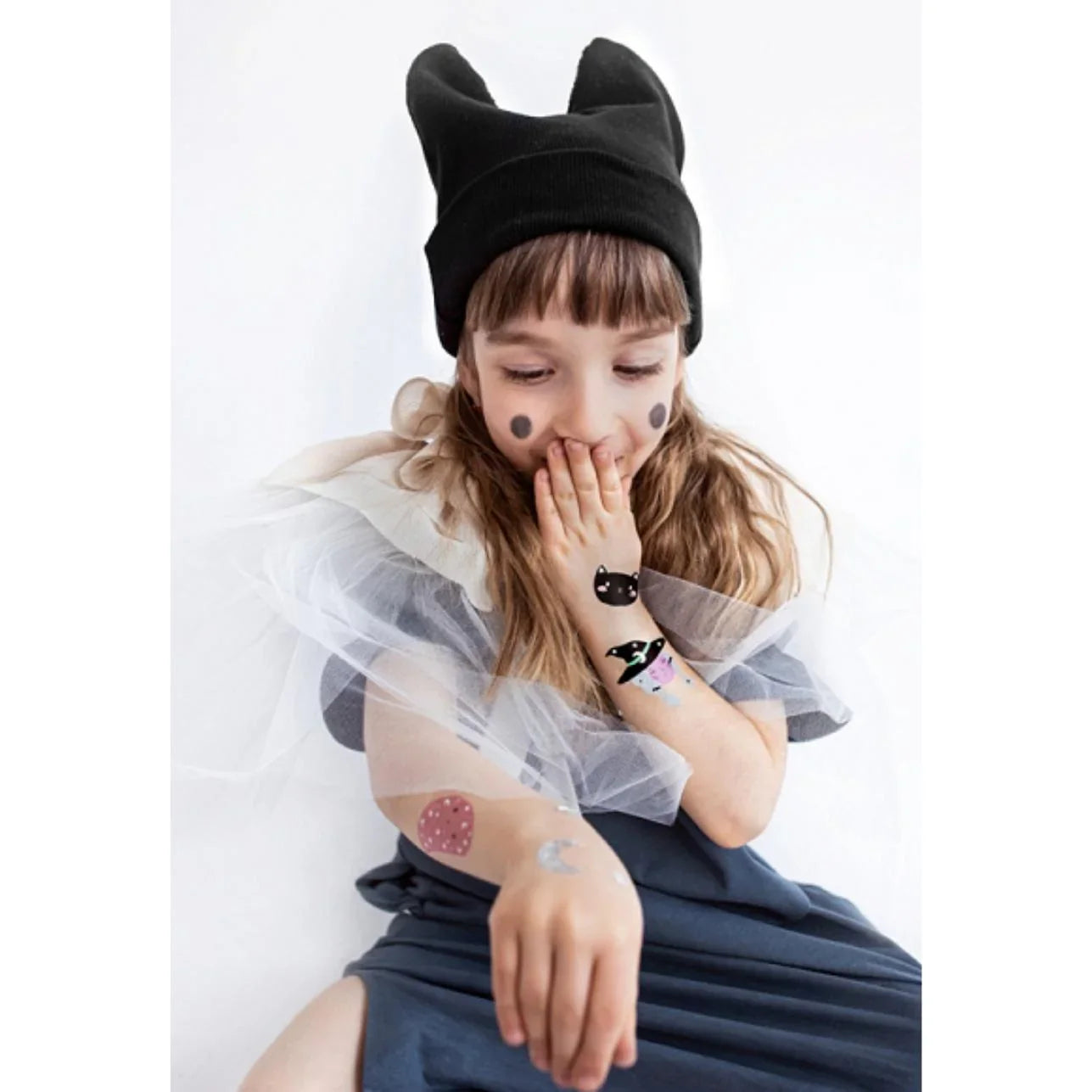 ¡Añade magia a la piel! para la Spooky season con estos divertidos tatuajes de halloween de con detalles plateados que brillaran en la piel. Diseñados en Polonia, estos tatuajes son seguros con la piel de los más pequeños de la casa y están testados dermatológicamente