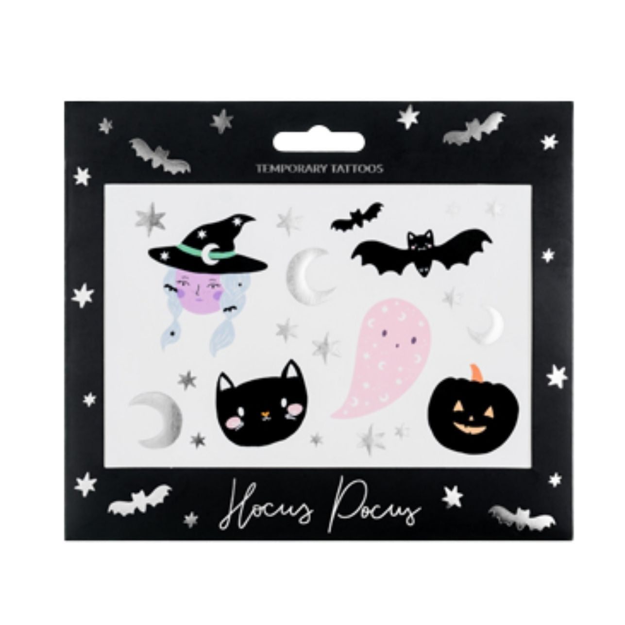 ¡Añade magia a la piel! para la Spooky season con estos divertidos tatuajes de halloween de con detalles plateados que brillaran en la piel. Diseñados en Polonia, estos tatuajes son seguros con la piel de los más pequeños de la casa y están testados dermatológicamente