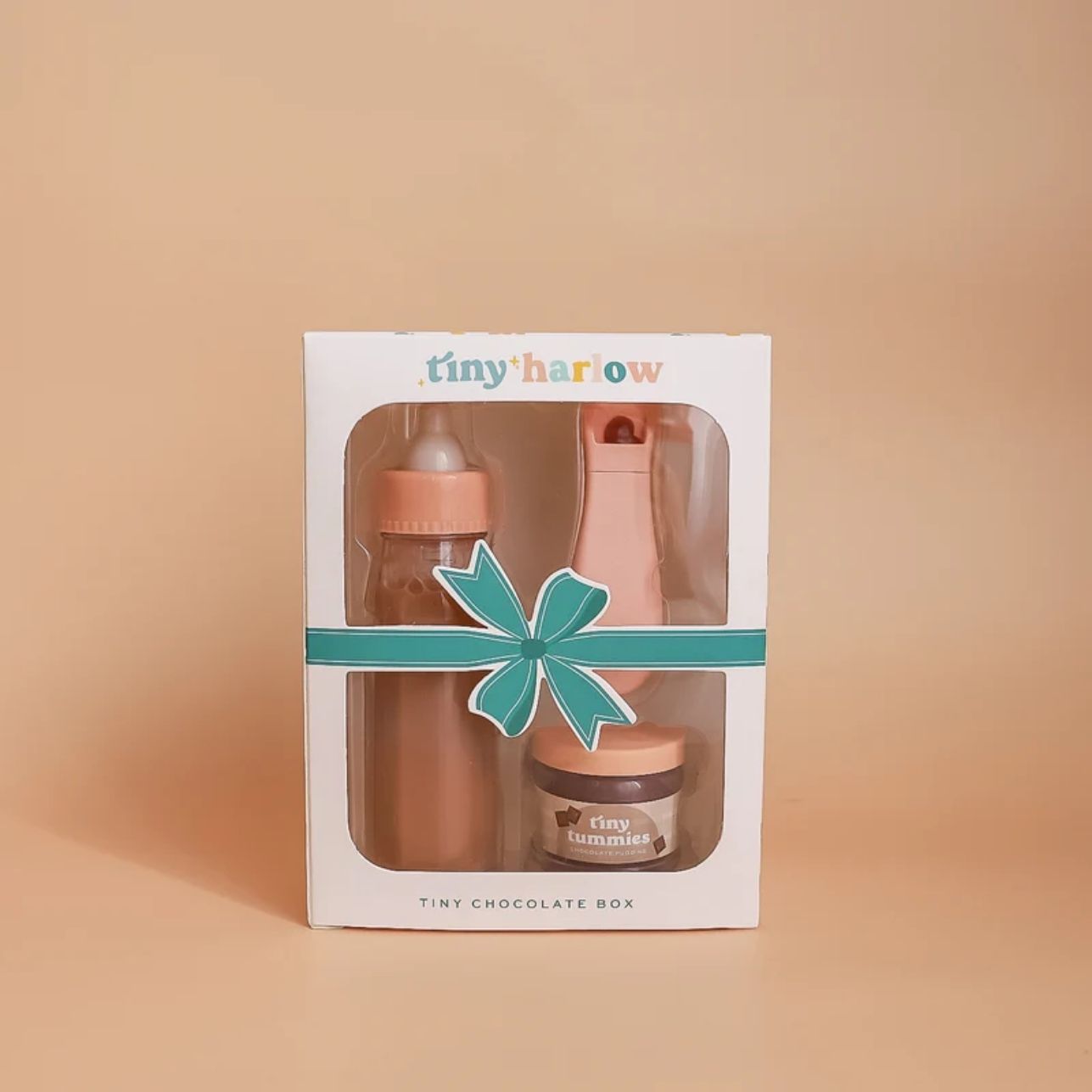 Set Tiny Chocolate Box – Comida mágica + Biberón 🍫 choco
Edad recomendada: A partir de 3 años
Incluye: 1 tarrito de pudding de chocolate + 1 biberón mágico de chocolate
Muñeco no incluido
Compatible con muñecos de 34 a 38 cm (como Paola Reina, Muñecos Little Dutch, Miniland 38 cm , Monneka y Mini Coletto, entre otras)