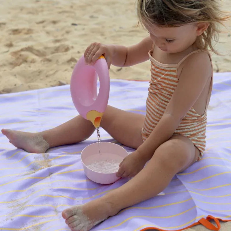 Conviértete en la mamá (o papá) más práctica del verano con esta toalla 2 en 1 que hará las delicias de peques y mayores. Por un lado, un clásico juego de rayuela para saltar, reír y moverse; por el otro, un diseño fresco y colorido que enamora a primera vista. Perfecta para llevar a la playa, piscina, al parque o incluso al jardín.
Fabricada en microfibra de secado rápido, esta toalla es ligera, no retiene olores y la arena no se le pega. ¡Ideal para escapadas con niños! Además, se seca hasta tres veces m