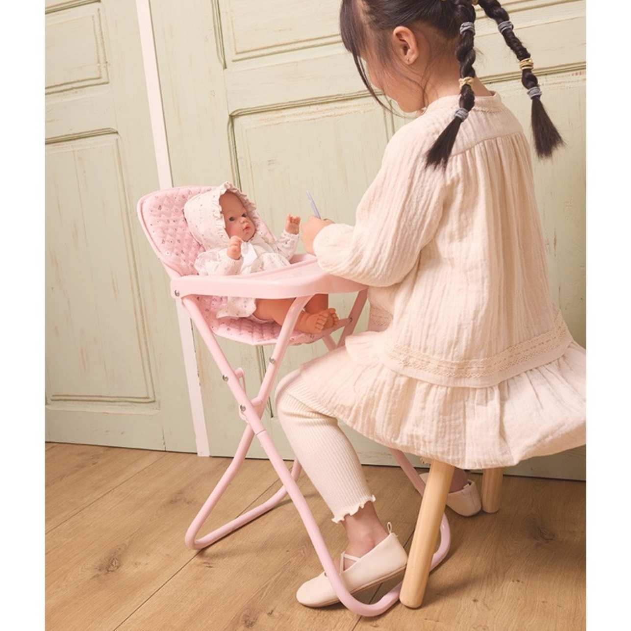 Trona para Muñecas Flowers – Monnëka 🍽️
Edad recomendada: A partir de 3 años
Medidas: 39 x 27 x 60 cm
Compatible con: Muñecos de hasta 45 cm
Incluye: 1 trona plegable