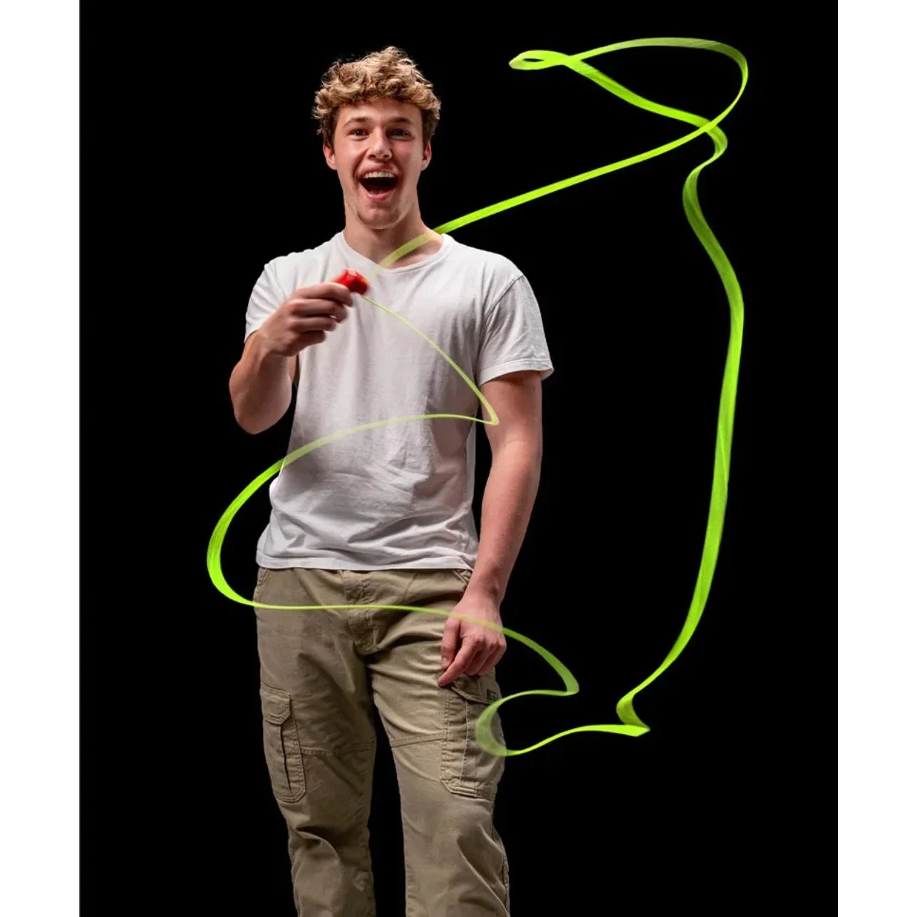 Zip STRING, un juguete revolucionario que convierte la física en puro espectáculo. Con solo un movimiento, la cuerda parece flotar, girar y volar en el aire, formando un lazo mágico que desafía la gravedad. ¿Trucos? ¡Los que tú inventes! Perfecto para niños a partir de 4 años (con ayuda), mayores de 8 y hasta adultos curiosos que adoren los retos visuales y creativos.