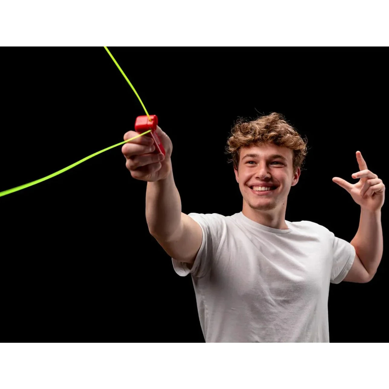 Zip STRING, un juguete revolucionario que convierte la física en puro espectáculo. Con solo un movimiento, la cuerda parece flotar, girar y volar en el aire, formando un lazo mágico que desafía la gravedad. ¿Trucos? ¡Los que tú inventes! Perfecto para niños a partir de 4 años (con ayuda), mayores de 8 y hasta adultos curiosos que adoren los retos visuales y creativos.