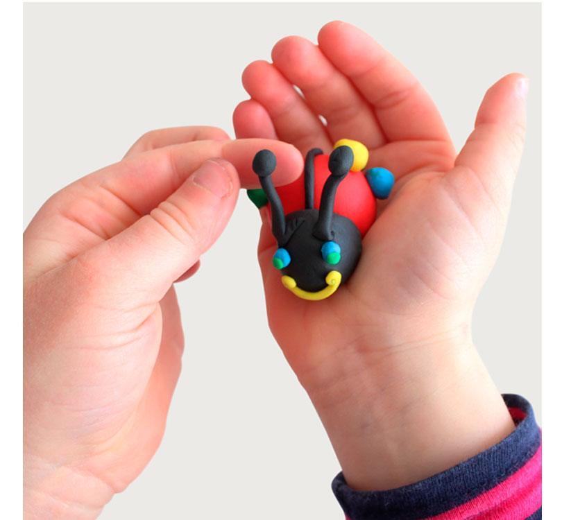 Bolsita cumple Cajita de Plastilina, Tubos extensible y 5 Pegatinas reposicionables - manodesantaoficial