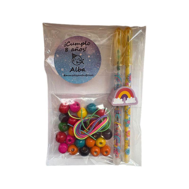 Bolsita de cumple dos lapiceros apilables arcoiris y kit pulseras de madera - manodesantaoficial