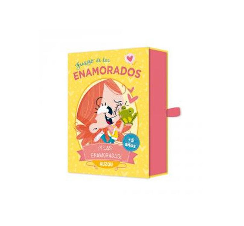 Caja del juego de cartas de los enamorados de Auzou en color amarillo mostaza con tono rosado y ilustración de un aniña besando una rana verde