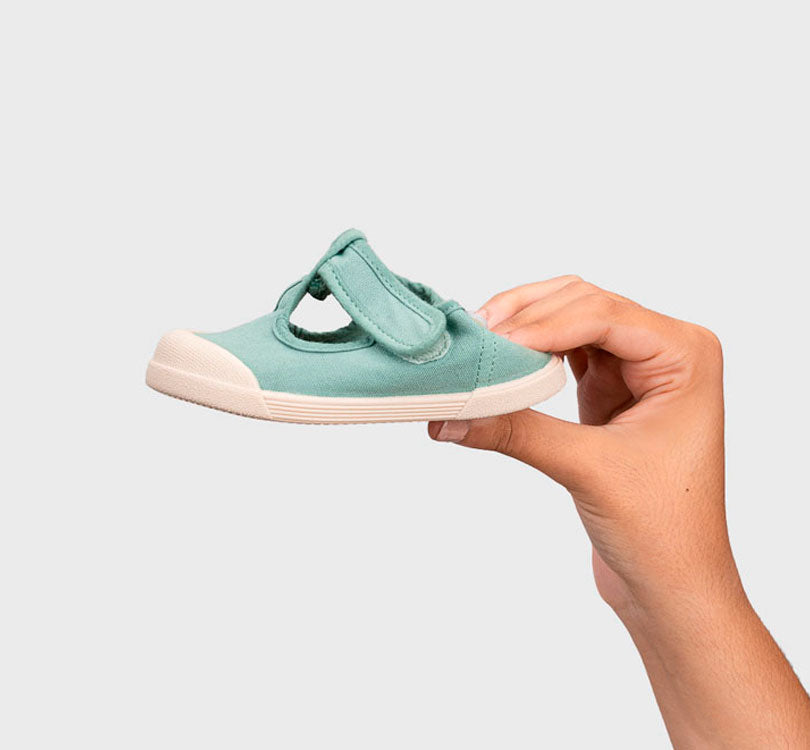 Zapatilla de lona de estilo pepito 100% algodón, de concepto barefoot, cero drop, flexible, blandita y con plantilla extraíble. ¡Y qué color tan bonito este verde agua! IGOR LONAS BAREFOOT SIN CONTRAFUERTES