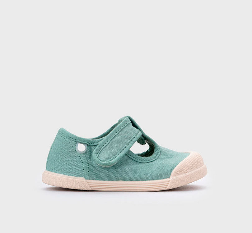 Zapatilla de lona de estilo pepito 100% algodón, de concepto barefoot, cero drop, flexible, blandita y con plantilla extraíble. ¡Y qué color tan bonito este verde agua! IGOR LONAS BAREFOOT VISTA LATERAL