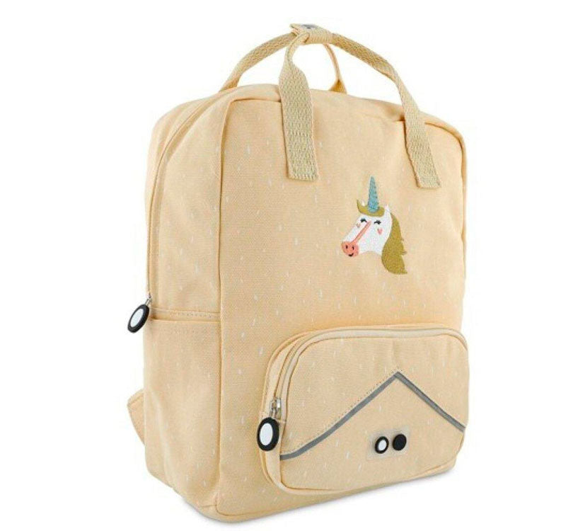 mochila grande unicornio trixie cabe a4 Esta mochila grande de Unicornio, con su carita bordada y su práctico bolsillo con reflectante en la parte frontal conquistará el corazón de vuestros peques y también el tuyo ¡Es ideal también para adultos dada su capacidad y tamaño!. vista latral
