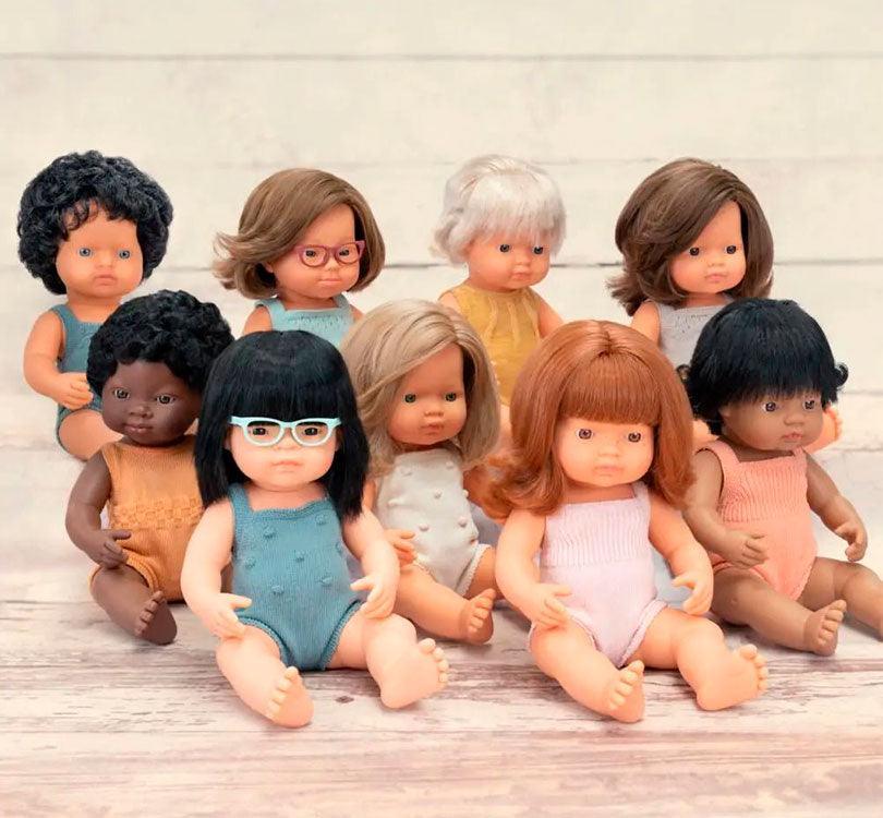 Muñeco diversidad Caucásica pelo moreno chico - manodesantaoficial