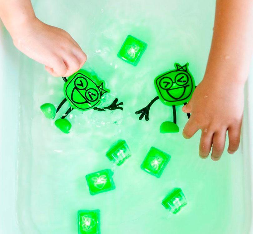 Personaje + 2 Cubos de luz sensoriales para el baño - VERDE - manodesantaoficial