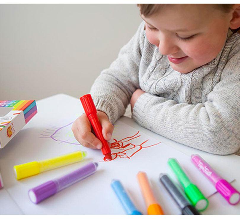 NIÑO PINTANPO CON Los crayones se vuelven tan suaves como la seda, tan vibrantes como una cera pastel, y dan resultados increíbles ¡Qué bonitos son!