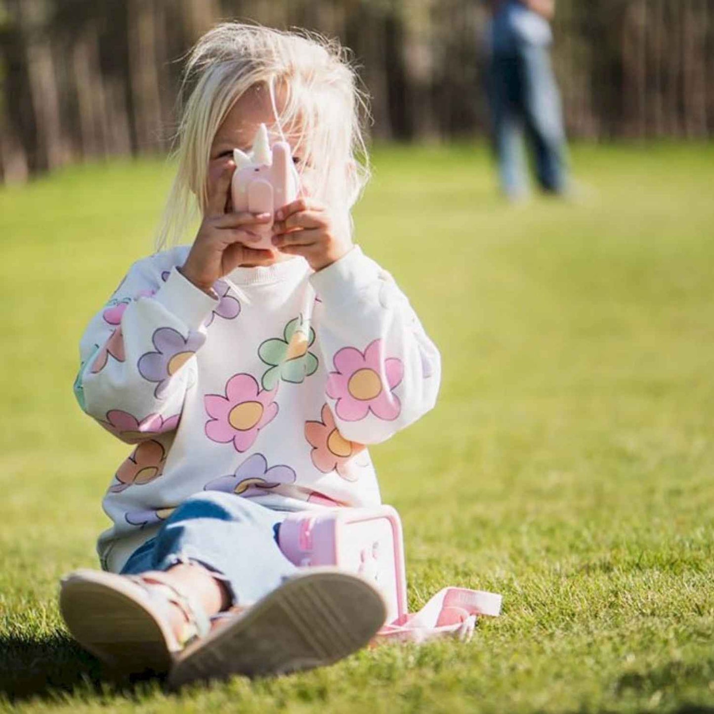 ¡La diversión está asegurada con los originales Walkie Talkies Zoo Unicornio! Perfectos para aventuras al aire libre, estos dispositivos combinan un diseño adorable y resistente con un gran alcance y funcionalidades extra como la luz linterna.