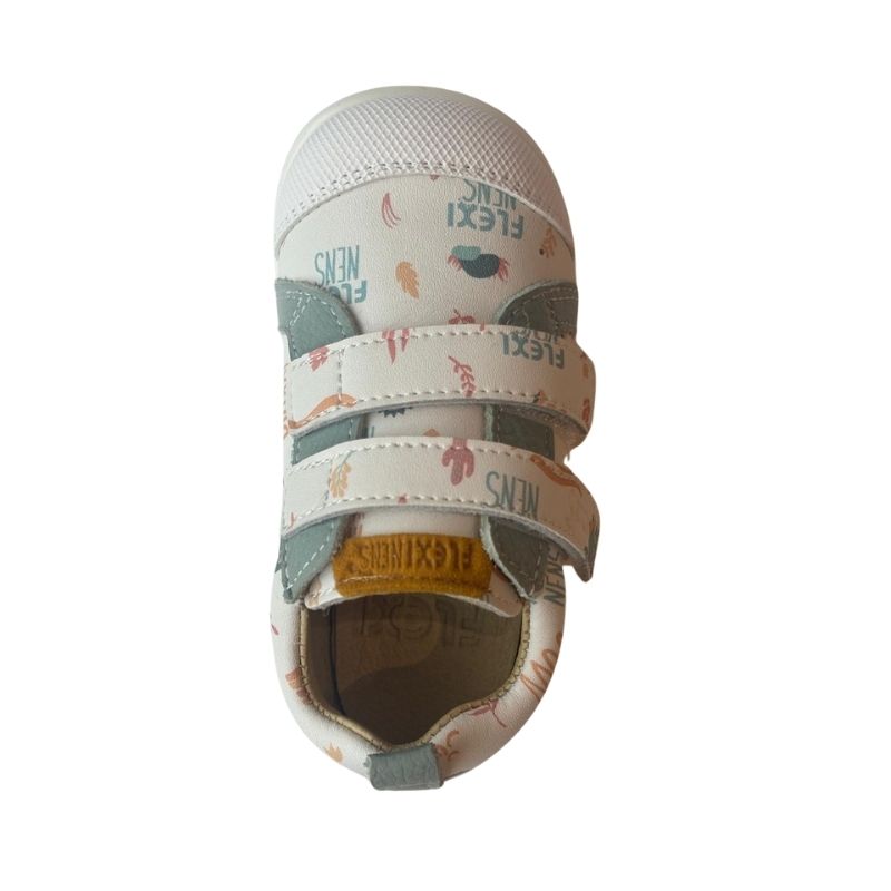 El calzado Flexi nens para niñxs es una opción respetuosa para los peques en etapa de crecimiento, promoviendo el desarrollo seguro y saludable de sus pies. Con el 100% de su comodidad, permiten libertad de movimiento, respetando el crecimiento y desarrollo natural del pie.
Este modelo TAN chulo con fabricado en PIEL SALVAJE con estampado de dinosaurios sobre fondo blanco cuenta con puntera reforzada de goma para que tu peque pueda disfrutar de sus nuevas deportivas sin miedos, haciéndolas más resist