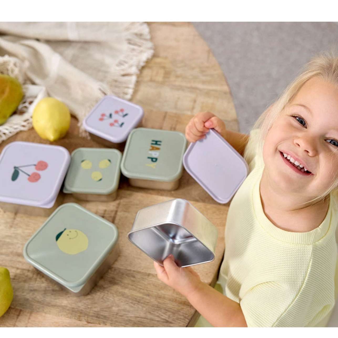 Este set de 3 cajitas de almuerzo de la colección Cherry&nbsp;de LÄSSIG es ideal para familias que buscan combinar diseño, funcionalidad y materiales seguros. Perfectas para niños a partir de 3 años